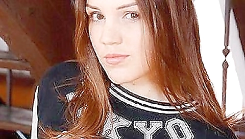 Solo Girl Makes A Amazing Show With Louise Sanders