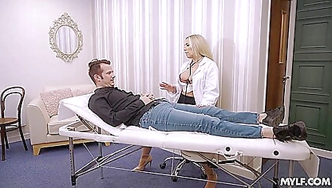 Horny big tits stepmom is a true slut with a huge booty